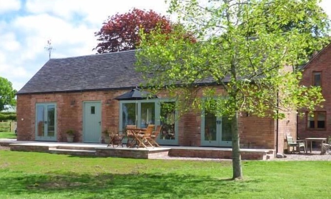 Market Drayton Cottage | BERRINGTONS BARN, family friendly, with a garden in Hinstock