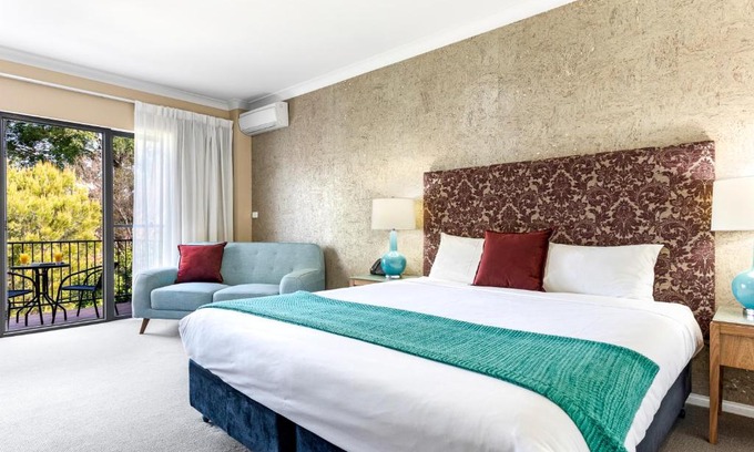 Berry Hotel | Berry Village Boutique Motel