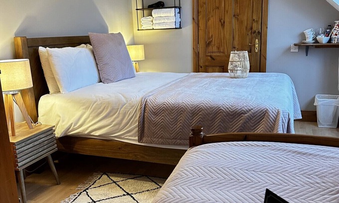 Malahide House | Beside Malahide Castle! Triple room in a cozy Guest House. Close to airport.
