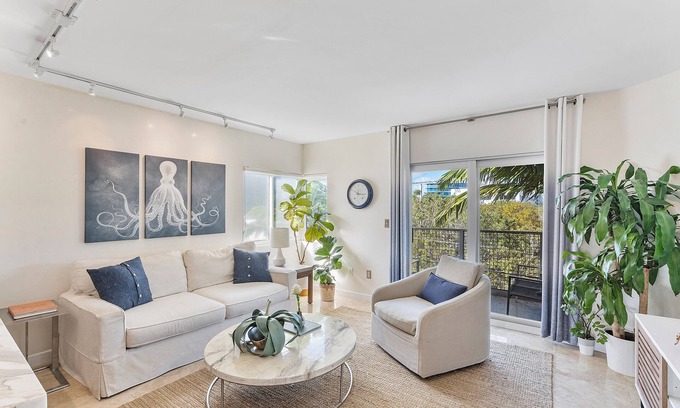 South Pointe Condo | BEST LOCATION 🏖️FAMILY FRIENDLY w BALCONY - 1 BLOCK to BEACH Parking & Laundry