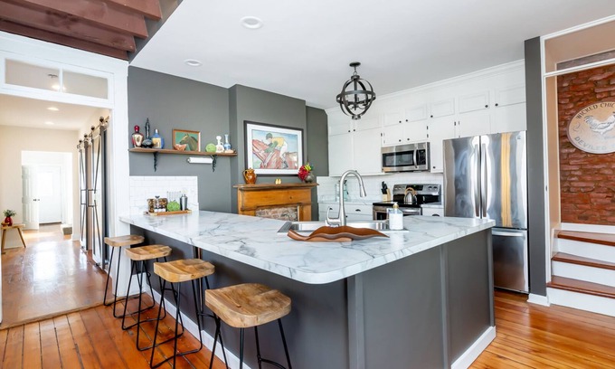 Clifton House | Best Location in Derby City- 2 story porch & hot tub