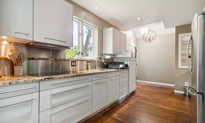 Madison House | Best Location in the Heart of Madison! Pet-Friendly and Perfect for Remote Work