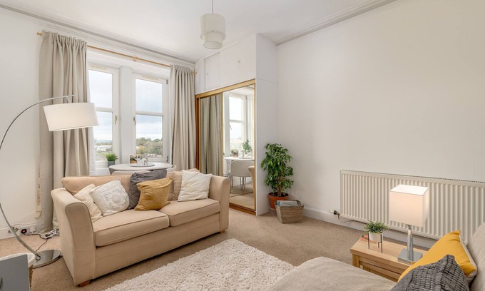Gifford Apartment | Best of both worlds in Edinburgh - town and country. A “capital” place to stay!
