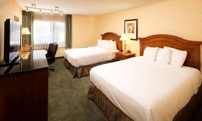 Wenatchee Hotel | Best Pick! Comes with Free Parking On-site and Pool! Pets Allowed!