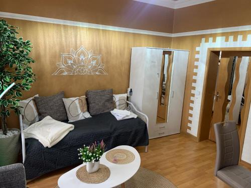 Wittenberge Apartment | Best-Preis FEWO Rathausblick 2 - Zentrale Lage in Wittenberge - 2 Personen - Einzelzimmer - Vollausstattung - WLAN/Prime & Self-Check-In
