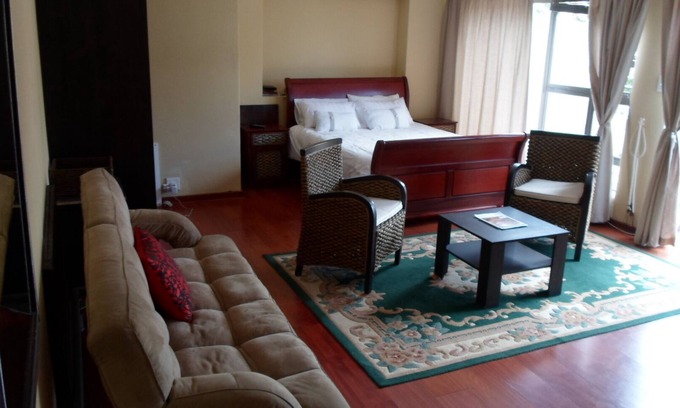 Trawal House | Best Value- Large Modern Studio in Upmarket Area with Guest Services