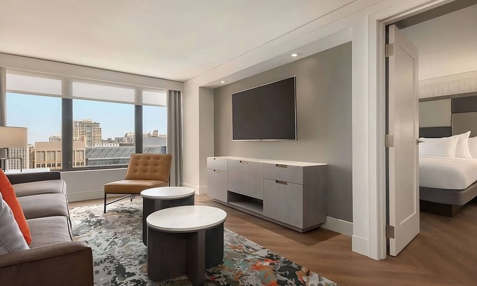 Streeterville Hotel | Best Value, Quality Stay! Outdoor Pool, Parking Onsite, Near Ohio Street Beach