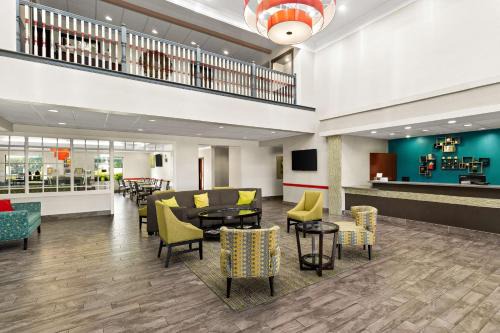 Woodlake - Briar Meadow Hotel | Best Western Galleria Inn & Suites