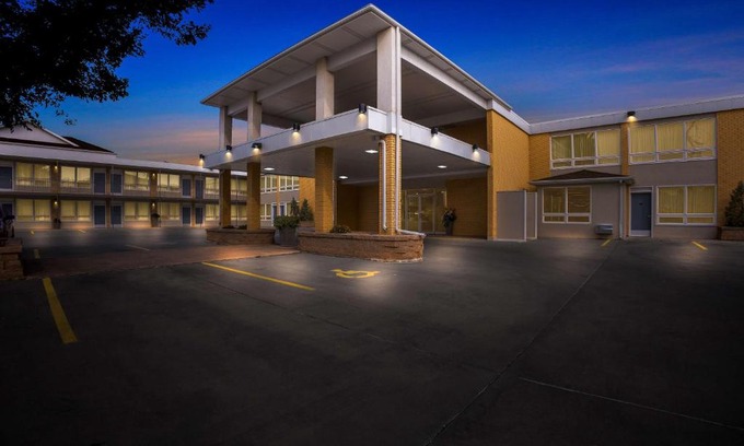 Chamberlain Hotel | Best Western Lee's Motor Inn