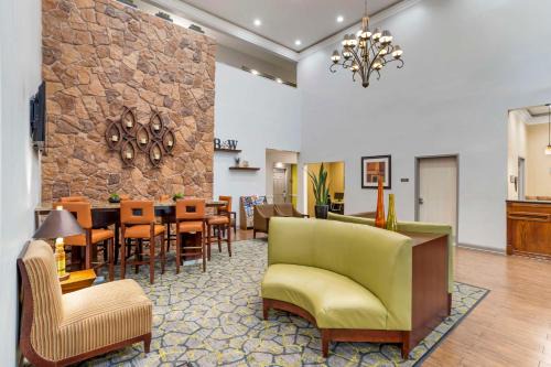 Southeast Houston Hotel | Best Western PLUS Hobby Airport Inn and Suites