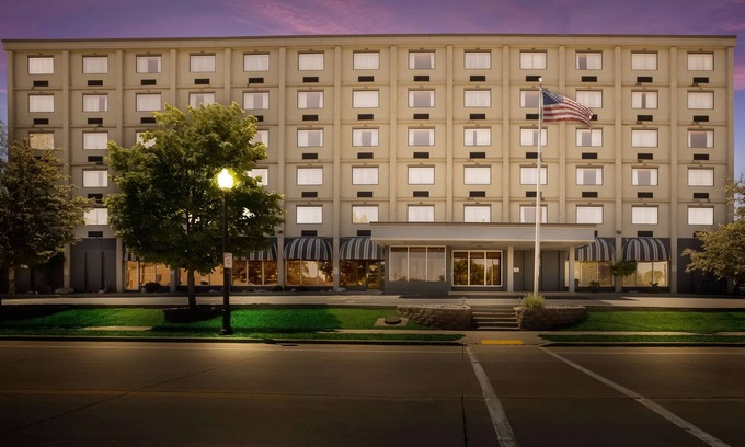 Marinette Hotel | Best Western Riverfront Inn