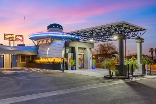 Gila Bend Cabin | Best Western Space Age Lodge