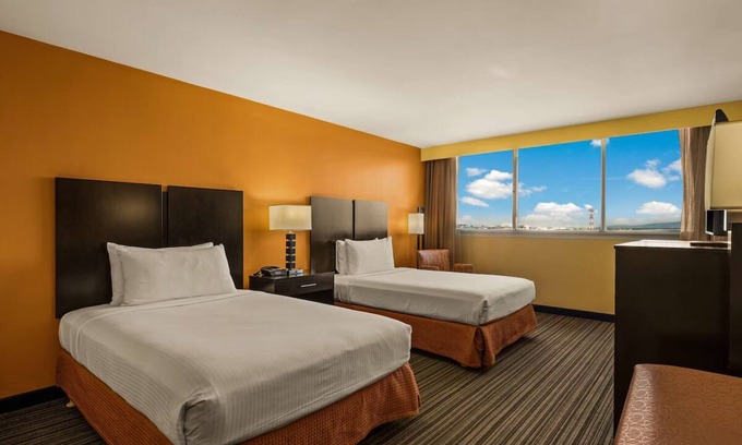 Western Honolulu House | Best Western The Plaza | Standard Room 2 Double Beds | Swimming Pool