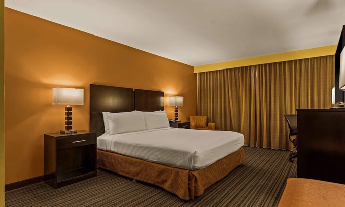 Western Honolulu House | Best Western The Plaza | Standard Room, 1 King Bed | Free Breakfast