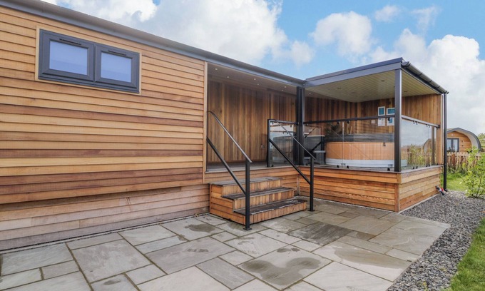 Llanelidan Cottage | BETSI (LODGE 1), pet friendly, with hot tub in Corwen