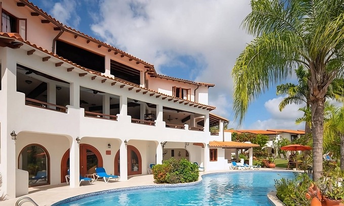 Maynards Apartment | Better Choice for your Vacation! Contemporary Unit, Outdoor Pools, Parking!