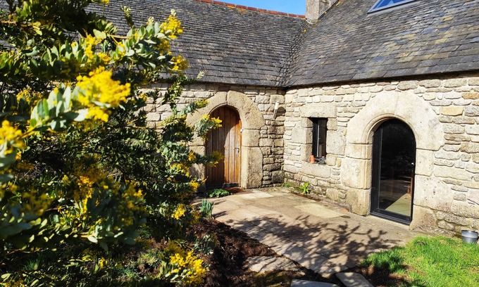 Guerlesquin House | Between sea and countryside, gîte with terrace, veranda and garden