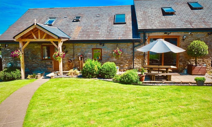 Cross Hands Bed & Breakfast | Beudy Bach