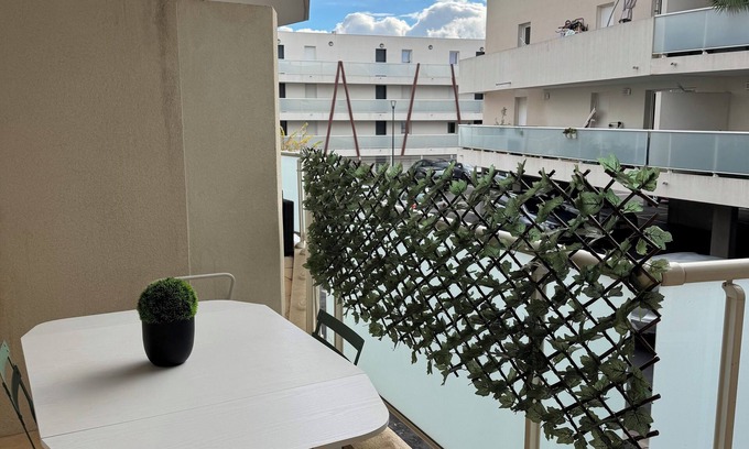 Beziers Apartment | Beziers apartment with small balcony close to all amenities