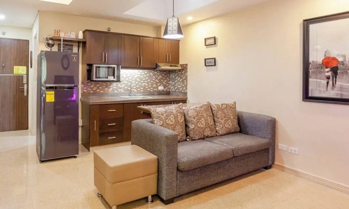 Bel-Air Condo | BGC Central Top Floor 1BR Cozy Condo Amazing Views! Walkable to all Attractions!