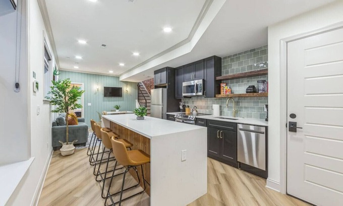 North Philadelphia West Apartment | Bi-Level 2/2 w/Rooftop | Sleeps 12 | 10 min to DT