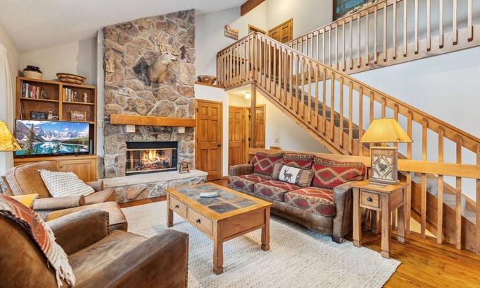 Aspen Brook Cabin | Bierhaus Cabin - Walk to RMNP, River Access! A/C.