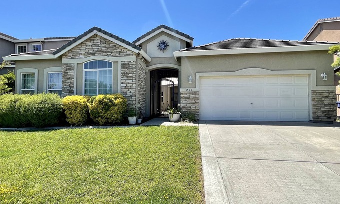 North Natomas House | Big 4 bedroom house with parkview 15 min to airport or downtown