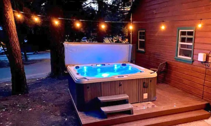 Moonridge House | Big Bear Lake Cabin | Hot Tub | Zoo | Dog Friendly