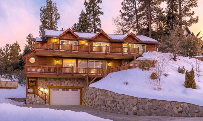 Ironwood Estates House | Big Bear Village View Haus is a large pet and kid friendly chalet with hot tub located a short walk to village