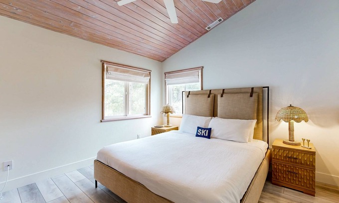Eagle Mountain Estates Cabin | Big Bear White Skies #674