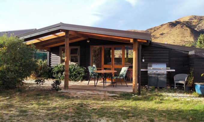 Luggate Cabin | BIG DOGS Homestay