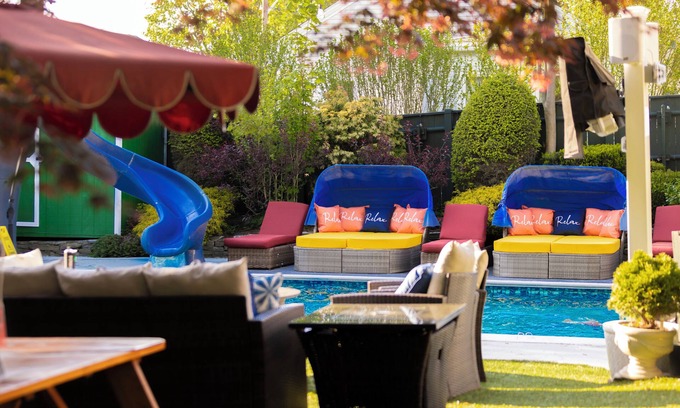Elmhurst House | BIG HEATED SALT WATER POOL & HOT TUB 3 MIN TO DOWNTOWN 13 BEDS 3 BATHS