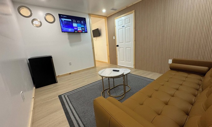 Ottawa Division Apartment | Big living-room, bedroom, and private bathroom brand new