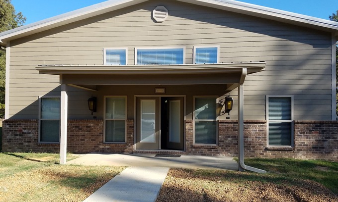 Tie Plant House | BIG OAKS LODGE New Lodge! 3 bedroom, 3 1/2 baths, full kitchen and laundry.