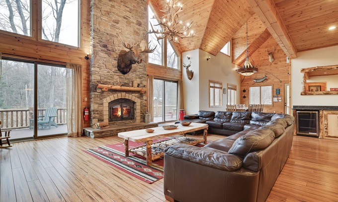 Tannersville House | BIG POCONO LODGE “Largest Home @ Camelback”