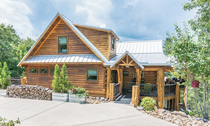 Black Mountain House | Big Sky Lodge 5 Br + Bonus-4 Ensuites, Mt Views, hot tub, game room,Pet friendly