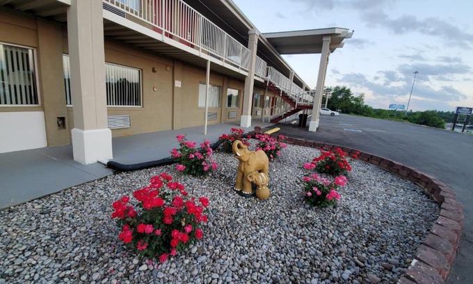 Madisonville Hotel | Big Spring Inn Madisonville