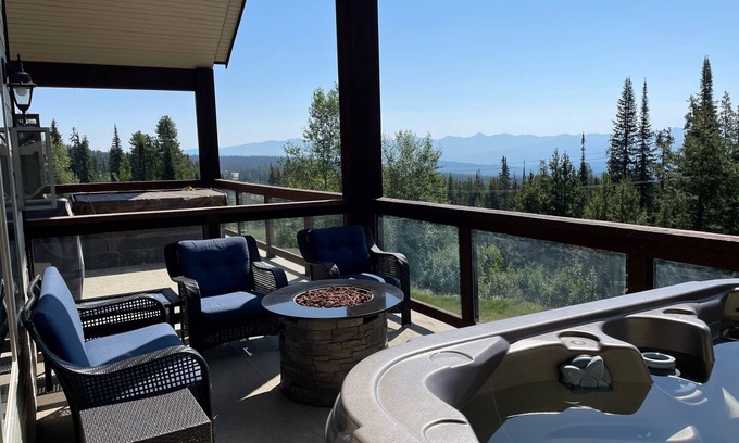 Snow Pine Estates Ski Chalet | Big White Large Dog Friendly Chalet with Private Hot Tub!