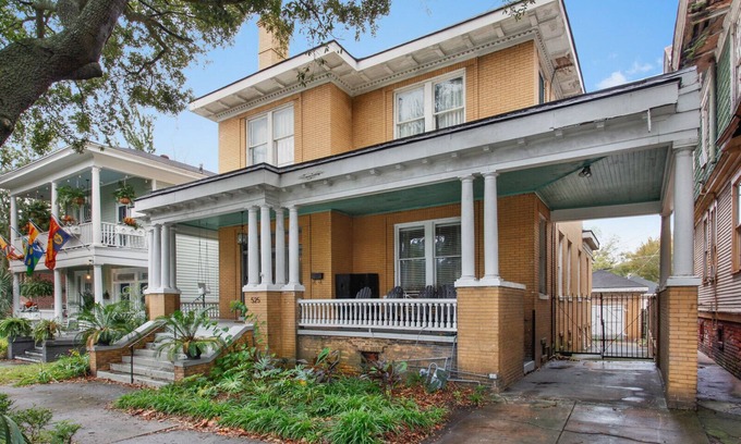 Dixon Park House | Big Yellow Brick House - Victorian District