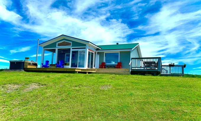 Livingstone Cove Cottage | BigSky Sea Shanty: Enjoy Amazing Sunsets and Ocean Views from the Hot Tub !