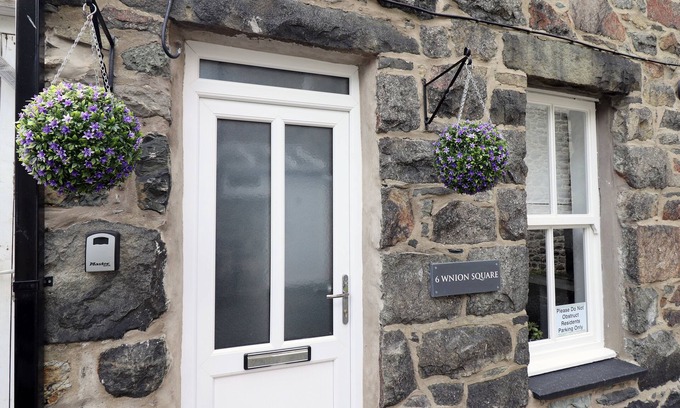 Dolgellau House | Bijou House Perfect for 2 people, no pets.