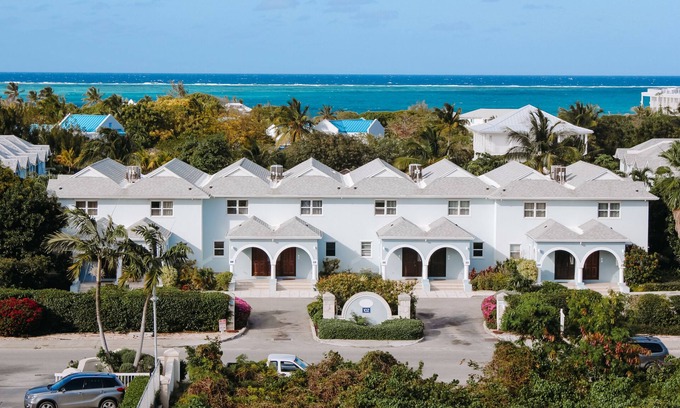 The Bight House | Bijou! Sophistication and comfort in Turtle Cove