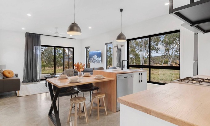 Hill Top Cabin | Billy Button Retreat