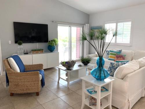 Alice Town House | Bimini Blue Villa Villa