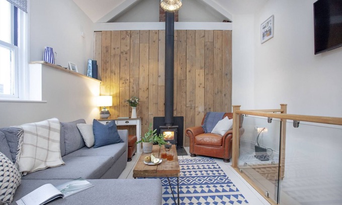 Kingsand House | Birdcage Cottage - a cottage that sleeps 4 guests in 2 bedrooms