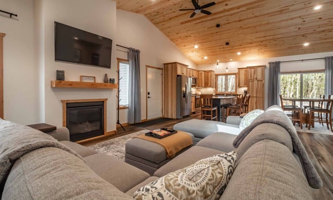 Nekoosa House | "Birdie Bunkhouse" Rome WI - 4 Bedroom Home - Close to Several Golf Courses!