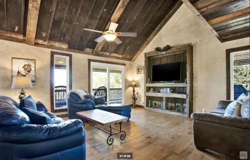 East Ellijay House | Birds Eye Cabin - Sunset & Starry Retreat Pet Friendly w Private HotTub, Fire Pit and Game Room