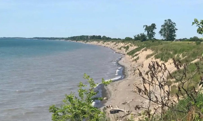 Romney Cottage | Birds Point Cottage on a Cliff facing Lake Erie