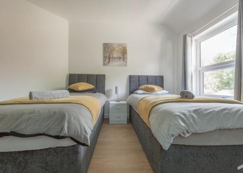 Erdington Apartment | Birmingham Contractor House sleeps 8 Private Garden near M6 Motorway Business Wi-FI
