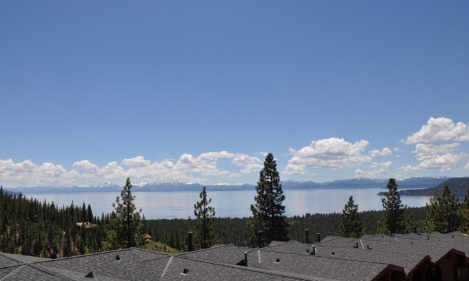 Incline Village House | Bitterbrush - 400 Fairview Boulevard - very close to Diamond Peak and beaches - WSTR21-0086 - Tax ID W4900 - Max 7 people, 2 cars parking in carports